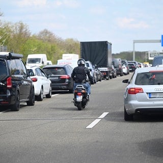 Ein Motorroller-Fahrer auf der Autobahn: Auf der A61 bei Frankenthal war ein Mann mit einem Motorroller auf der Autobahn unterwegs. Er hat keinen Führerschein und stand unter Drogeneinfluss.