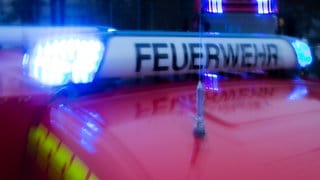 Blaulicht eines Feuerwehrautos - Symbolbild für Feuer in zwei Mehrfamilienhäusern in Kaiserslautern möglicherweise Brandstiftung