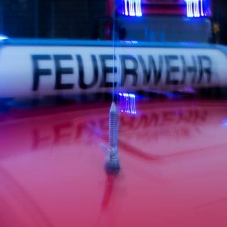 Blaulicht eines Feuerwehrautos - Symbolbild für Feuer in zwei Mehrfamilienhäusern in Kaiserslautern möglicherweise Brandstiftung