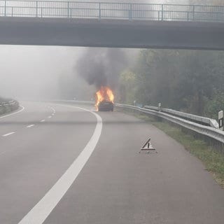 brennendes Fahrzeug auf der A61 zwischen Schifferstadt und Speyer