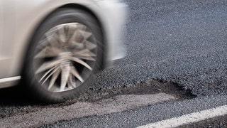 Schlagloch auf Fahrbahn