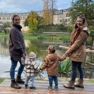 Lena Niederl lebt mit ihrer Frau Jessica und ihren beiden Kindern zusammen. Dass Lena und Jessica als Eltern eingetragen werden konnten, war schwere Arbeit.