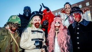 Verkleidete und geschminkte Halloween-Gruppe.