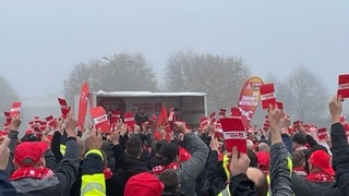 Tausende Metaller bei Streik bei Daimler Truck in Wörth