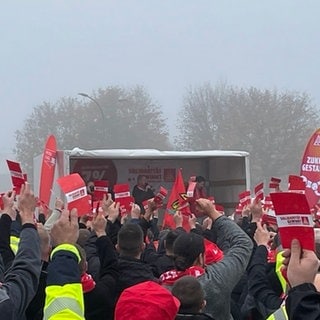 Tausende Metaller bei Streik bei Daimler Truck in Wörth