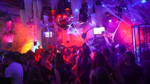 Bei einer Halloween-Party in einer Disco in Ludwigshafen sind zwölf Kinder und Jugendliche durch Pfefferspray verletzt worden (Symbolbild).