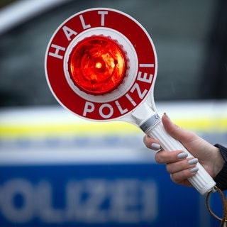 Polizistin hält Polizeikelle in die Kamera - Polizei liefert sich in Neustadt Verfolgungsjagd