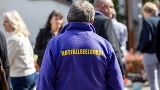 Notfallseelsorger in Menschenmenge