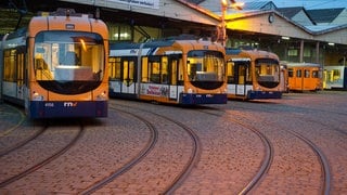 Straßenbahn steht in Depot