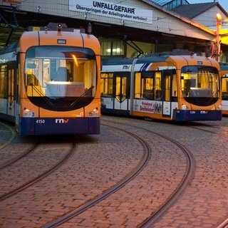 Straßenbahn steht in Depot