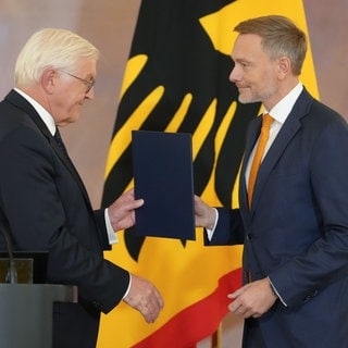 Ex-Finanzminister Christian Lindner (FDP bekommt die Entlassurkunde vom Bundespräsidenten überreicht