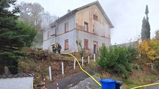 In einem Mehrfamilienhaus in Neustadt an der Weinstraße hat es gebrannt. Einsatzkräfte fanden eine tote Seniorin.