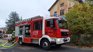 In einem Mehrfamilienhaus in Neustadt an der Weinstraße hat es gebrannt. Einsatzkräfte fanden eine tote Seniorin.