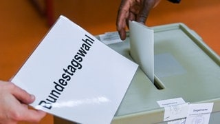 Eine Wahlurne für die Bundestagswahl. Die Städte in der Pfalz stellen sich der Herausforderung die Wahl im Februar zu organisieren. Unter anderem in Ludwigshafen, Speyer und Frankenthal.