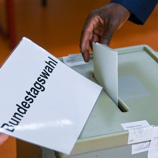 Eine Wahlurne für die Bundestagswahl. Die Städte in der Pfalz stellen sich der Herausforderung die Wahl im Februar zu organisieren. Unter anderem in Ludwigshafen, Speyer und Frankenthal.