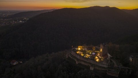 Der mittelalterliche Weihnachtsmarkt auf der Burg Landeck hoch über Klingenmünster verleiht eine besondere Stimmung.