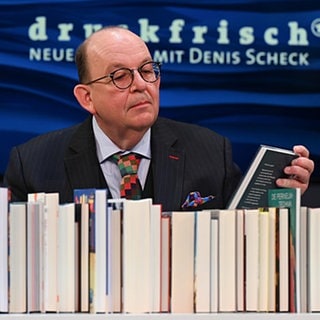 Denis Scheck, ARD-Literaturkritiker, präsentiert während der Frankfurter Buchmesse auf der ARD-Buchmessenbühne in der Festhalle ein "Best of Druckfrisch".