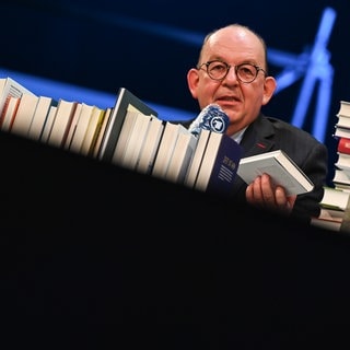 Denis Scheck, ARD-Literaturkritiker, präsentiert während der Frankfurter Buchmesse auf der ARD-Buchmessenbühne in der Festhalle ein "Best of Druckfrisch".