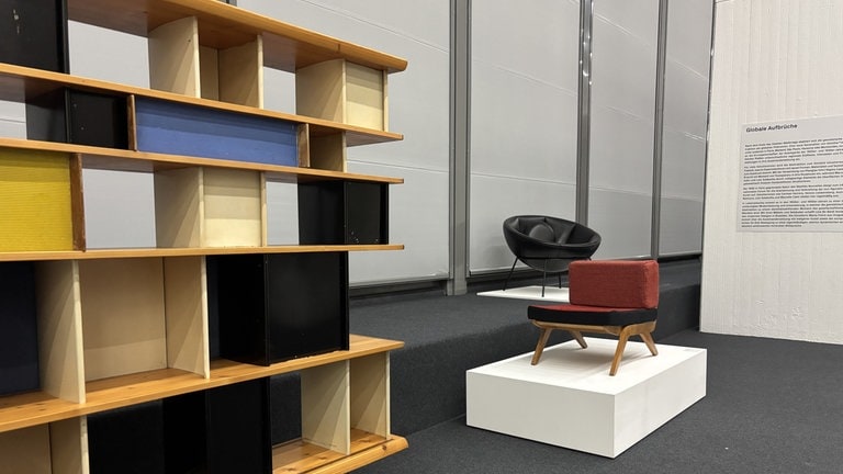 Ein Regal und zwei Sessel von Charlotte Perriand und Lina Bo Bardi.