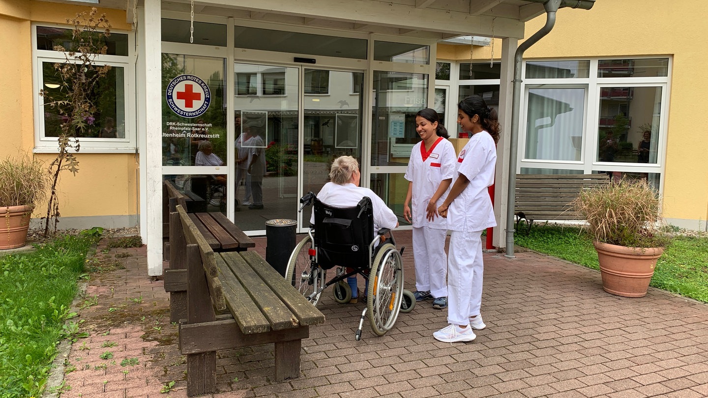 Thejus und Maureen aus Indien sind Pflegekräfte in Neustadt. Sie haben Pfälzisch gelernt und die Herzen der Altenheimbewohner erobert.