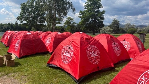 Für die rund 1.000 Fans der dänischen Fußball-Nationalmannschaft, die erwartet werden, wurden auf demCampingplatz Bad Dürkheim 400 Zelte in den Nationalfarben rot und weiß aufgestellt.