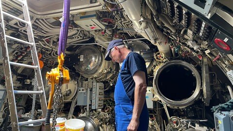 Ex-U-Bootfahrer Jörg Wiest unterstützt regelmäßig bei den Arbeiten an der U17 im Technikmuseum Speyer.