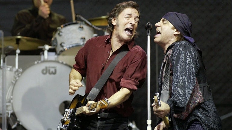 Bruce Springsteen im Südweststadion in Ludwigshafen zusammen mit Steven von Zandt (r) von der E-Street Band über die Bühne, im Hintergrund Drummer Max Weinberg