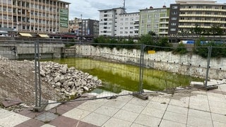 Das Bauloch am Berliner Platz in Ludwigshafen wird allmählich zum Feuchtbiotop. Der Stadtrat hat darüber diskutiert, auf dem Areal ein neues Büro- und Geschäftshaus zu errichten, in das auch die Ludwigshafener Stadtverwaltung einziehen soll.