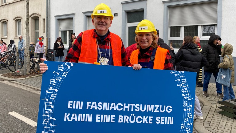 Der Mannheimer Oberbürgermeister Christian Specht (CDU) und seine Ehefrau Bettina Schenk beim fröhlichen Treiben in Ludwigshafen. 