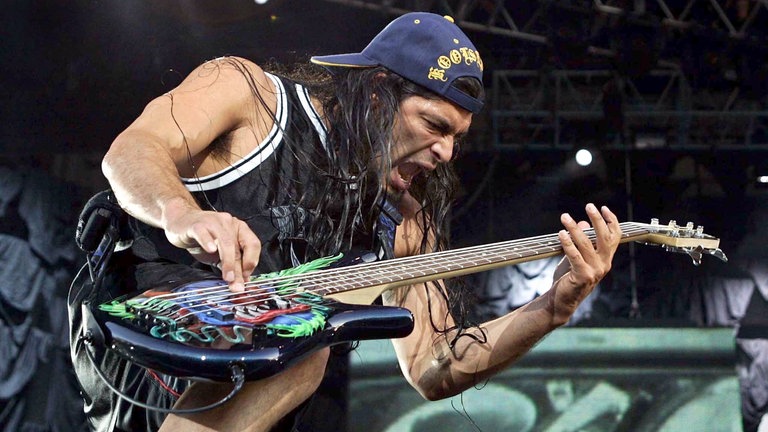 Bassist der US-Rockband Metallica, Rob Trujillo, steht am Dienstag (08.06.2004) bei einem Konzert mit seiner Gitarre auf der Bühne im Ludwigshafener Südweststadion