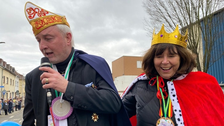 Die Ludwigshafener Oberbürgermeisterin Jutta Steinruck und Christoph Heller, Präsident des Großen Rats der Karnevalvereine Ludwigshafen, feiern ausgelassen. 