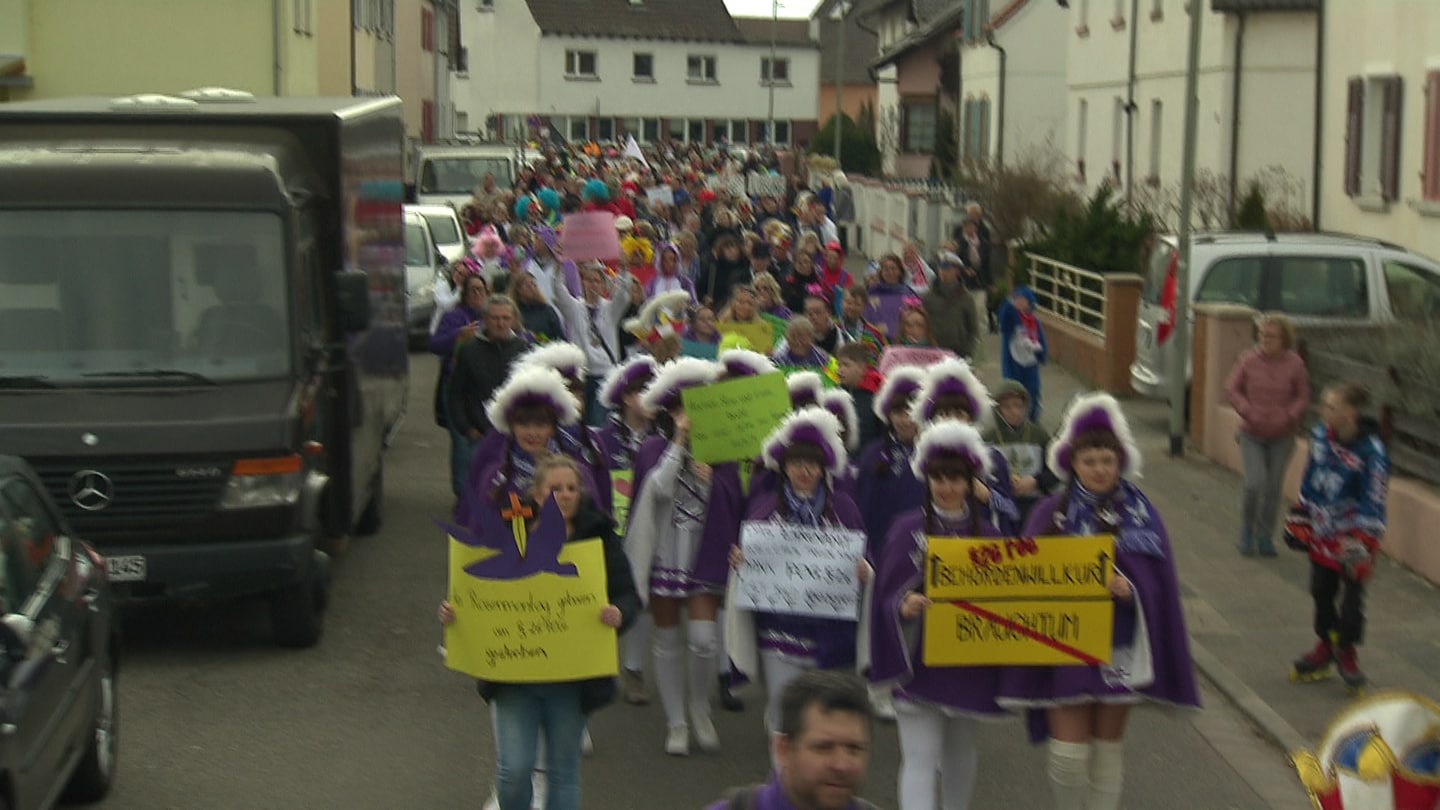 In Maxdorf in der Pfalz haben 600 Menschen für den Erhalt ihrer Fastnachtsumzüge demonstriert.