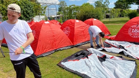 Für die rund 1.000 Fans der dänischen Fußball-Nationalmannschaft, die erwartet werden, wurden auf demCampingplatz Bad Dürkheim 400 Zelte in den Nationalfarben rot und weiß aufgestellt.