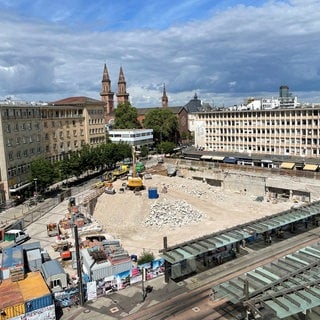 Baugrube am Berliner Platz. Planungsstand im Ortsbeirat 