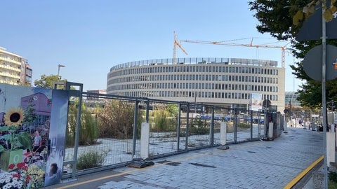 Baugrube am Berliner Platz. Planungsstand im Ortsbeirat 