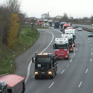 Lkw auf der Autobahn in einer langen Reihe auf dem Weg zur Protestkundgebung nach Wiesbaden