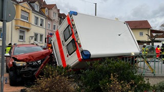 Bei einem Unfall in Speyer sind ein Auto und ein Rettungswagen zusammengestoßen - der Einsatzwagen kippte um