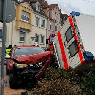 Bei einem Unfall in Speyer sind ein Auto und ein Rettungswagen zusammengestoßen - der Einsatzwagen kippte um