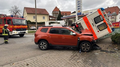 Ein Auto ist in Speyer gegen einen Rettungswagen geprallt - das Einsatzfahrzeug kippte um