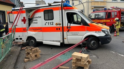 In Speyer wurde ein Rettungswagen von einem Auto gerammt 