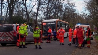 Rettungskräfte im Einsatz nach einer Vollbremsung eines Schulbusses. In Ludwigshafen sind am Morgen 13 Grundschüler in einem Bus aufgrund einer Vollbremsung verletzt worden. Vier der Schüler kamen in ein Krankenhaus.