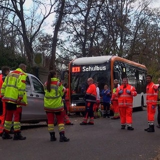 Rettungskräfte im Einsatz nach einer Vollbremsung eines Schulbusses. In Ludwigshafen sind am Morgen 13 Grundschüler in einem Bus aufgrund einer Vollbremsung verletzt worden. Vier der Schüler kamen in ein Krankenhaus.