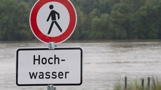 Ein Schild warnt vor Hochwasser