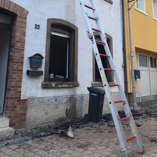 In Speyer hat es am Mittwochmittag in einer Wohnung gebrannt, dabei wurde eine Person leicht verletzt. Laut Polizei wurde die Wohnung durch den Brand vollständig zerstört und ist unbewohnbar.