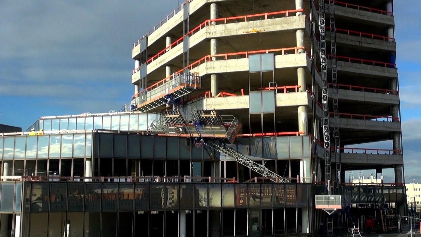 Am Rathauscenter in Ludwigshafen ist eine Arbeitsbühne abgestürzt und hat Arbeiter in die Tiefe gerissen.