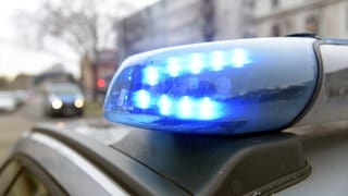 Blaulicht auf Polizeiauto. Ein Symbolbild für das Busunglück in Ludwigshafen. 13 Grundschüler wurden in einem Bus wegen einer Vollbremsung leicht verletzt. Nach Polizeiangaben kamen vier der Schüler in umliegende Krankenhäuser.