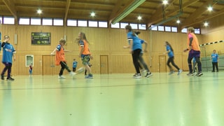 Kinder der TSG Deidesheim beim Hallenfußball. Kinder mit und ohne Behinderung spielen zusammen - ohne Leistungsdruck.