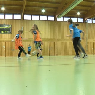 Kinder der TSG Deidesheim beim Hallenfußball. Kinder mit und ohne Behinderung spielen zusammen - ohne Leistungsdruck.