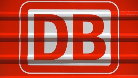 Das Logo der Deutschen Bahn auf einer Lok (Symbolbild). Das Unternehmen bekommt in Vorder- und Südpfalz den Personalmangel nicht in den Griff.