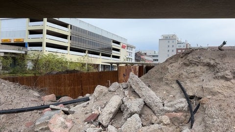 Baustelle mit Schutthaufen am ehemaligen Rathaus-Center Ludwigshafen.